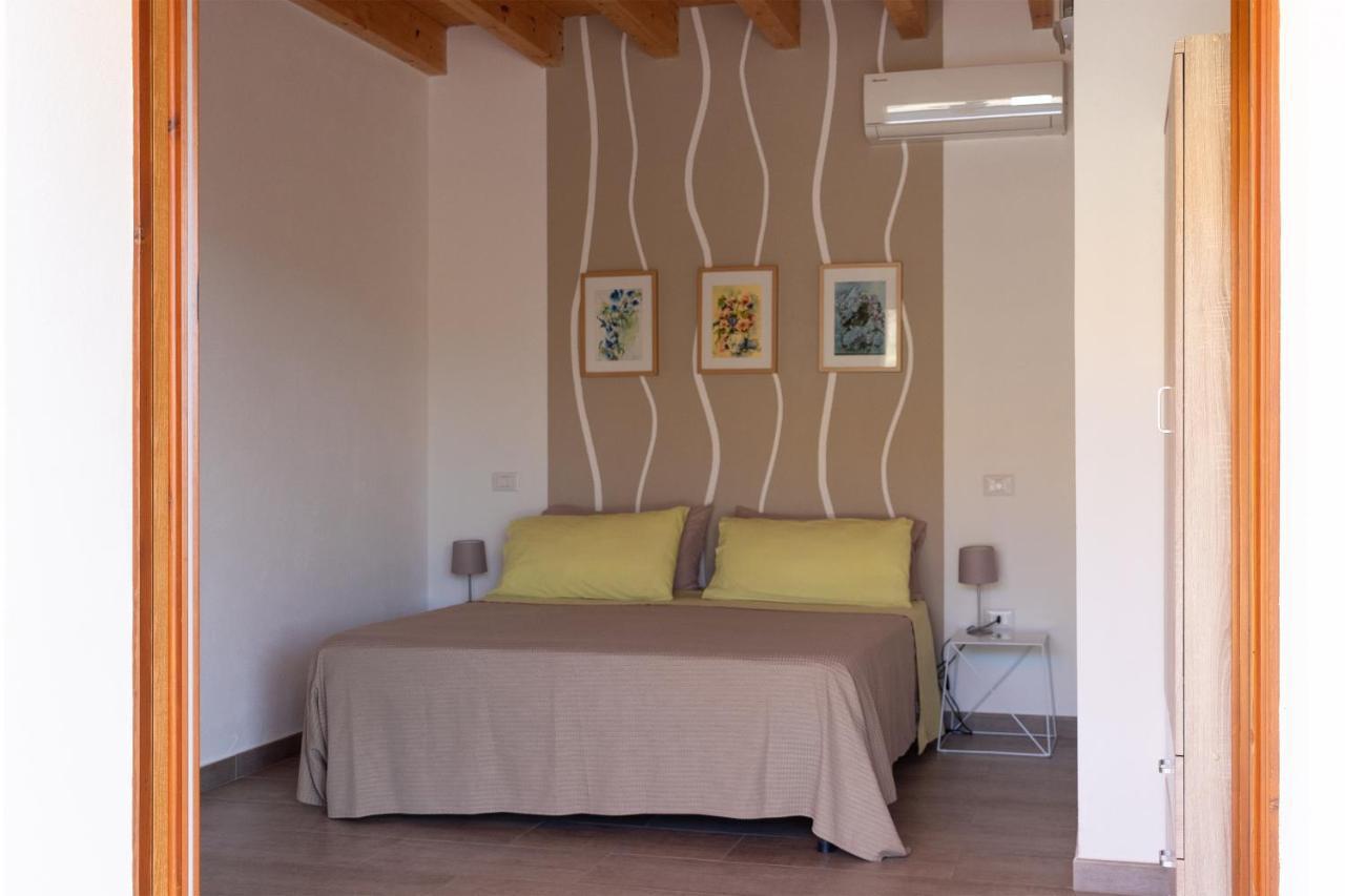 Sa Guardia De Ferricci Bed and Breakfast Solanas  Exteriör bild